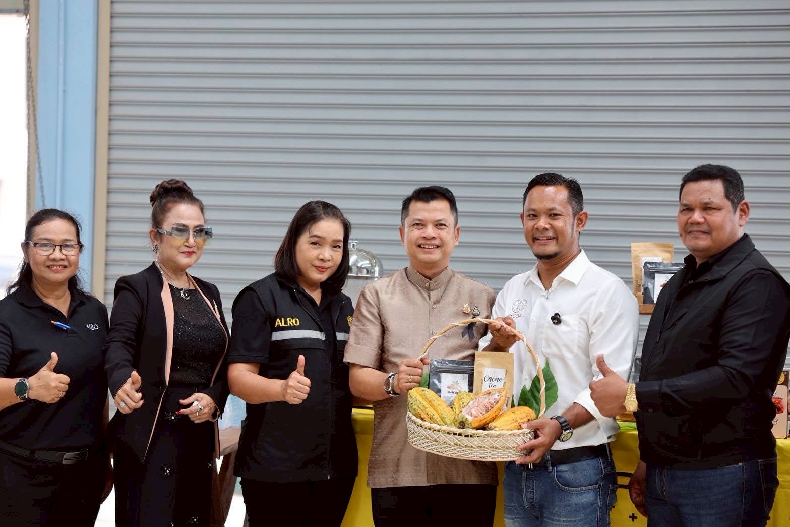 title - ผู้ตรวจราชการ ส.ป.ก. ประชุมติดตามผลการดำเนินงานตามแผนการตรวจราชการ ของ ส.ป.ก. ประจำปีงบประมาณ พ.ศ. 2569 รอบที่ 1 พร้อมลงพื้นที่มอบกิ่งพันธุ์โกโก้คุณภาพดีจำนวน 3,000 ต้น ณ จังหวัดชุมพร